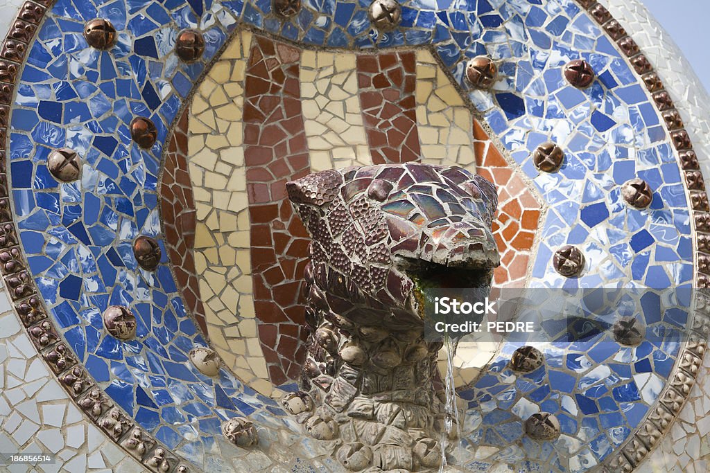 Вход в Парк Гуэля Гауди, Барселона, с леопардовым принтом - Стоковые фото Антонио Гауди роялти-фри