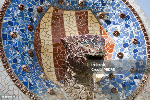 Вход В Парк Гуэля Гауди Барселона С Леопардовым Принтом — стоковые фотографии и другие картинки Антонио Гауди