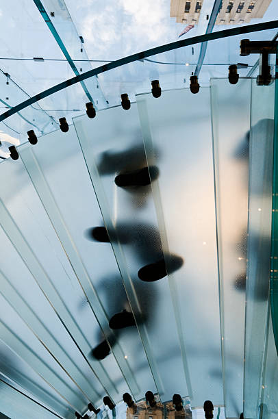 moderno escadaria de vidro, com silhuetas de pessoas-nova york - office indoors contemporary office building - fotografias e filmes do acervo
