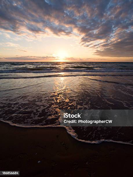 Danese Spiaggia Al Tramonto - Fotografie stock e altre immagini di Ambientazione esterna - Ambientazione esterna, Cielo, Composizione verticale