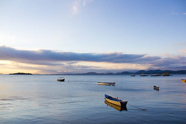 , 고요한 바다 위 보트 - seascape moody sky clear sky southeastern region 뉴스 ��사진 이미지