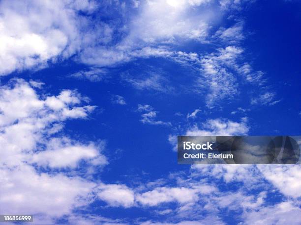 Bluest Nuvole - Fotografie stock e altre immagini di Ambientazione esterna - Ambientazione esterna, Bianco, Blu