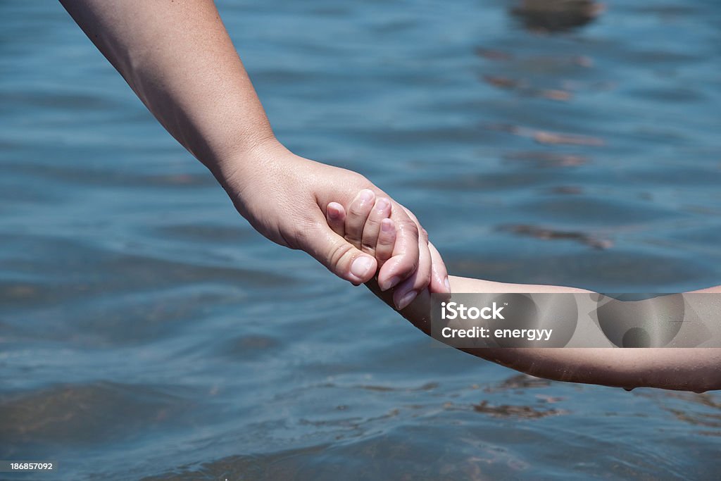 Mutter hand hält - Lizenzfrei 2-3 Jahre Stock-Foto