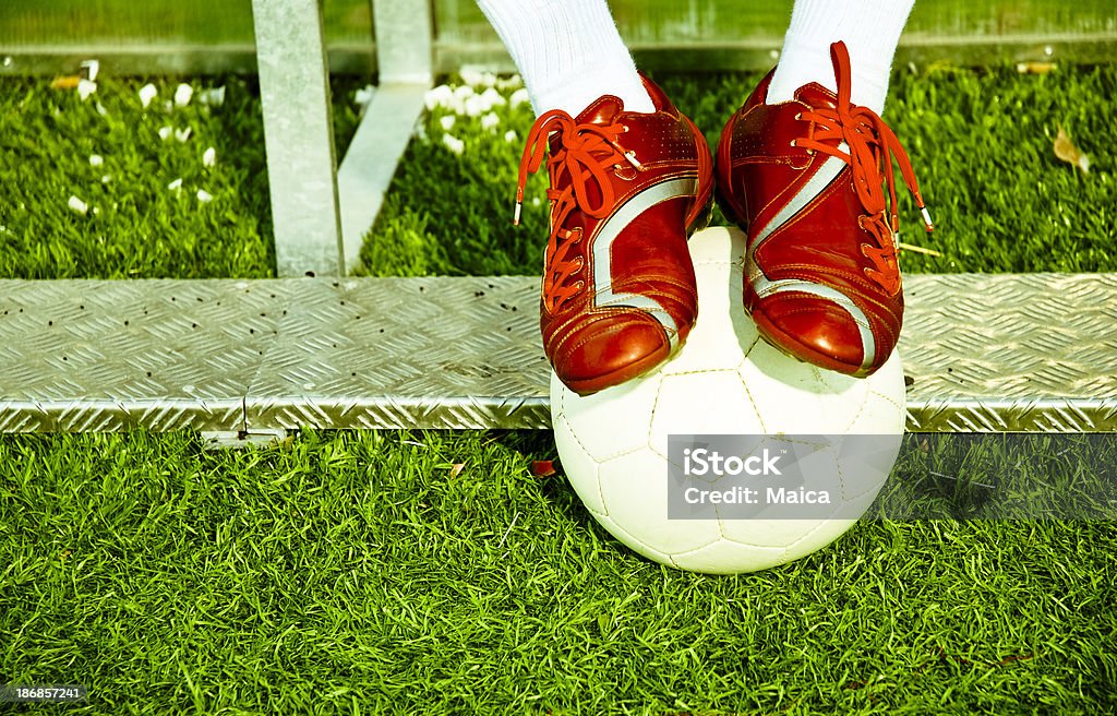 Soccer ногами мяч и - Стоковые фото Красный роялти-фри