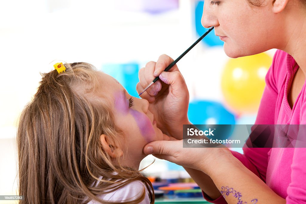 Niña con pintura de la cara en fiesta de cumpleaños - Foto de stock de Niño libre de derechos