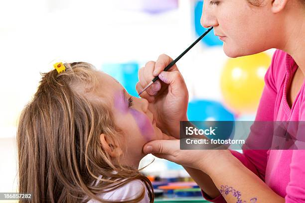 Niña Con Pintura De La Cara En Fiesta De Cumpleaños Foto de stock y más banco de imágenes de Niño