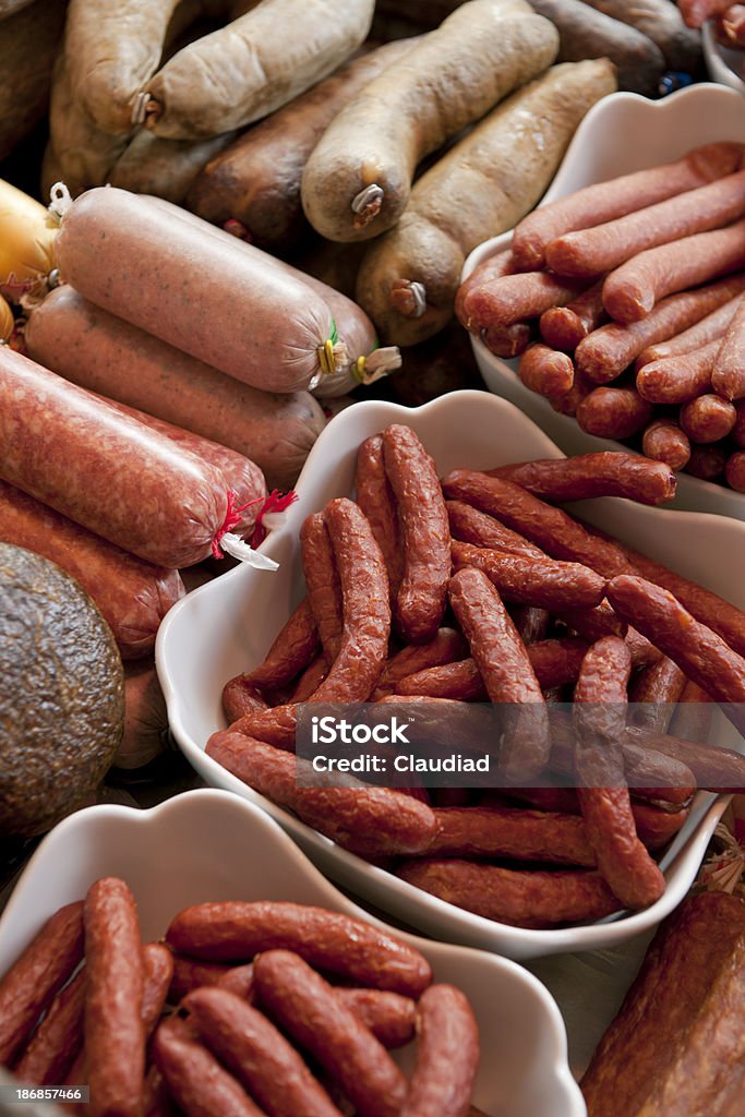 Salame y otros sausagers - Foto de stock de Acostado libre de derechos