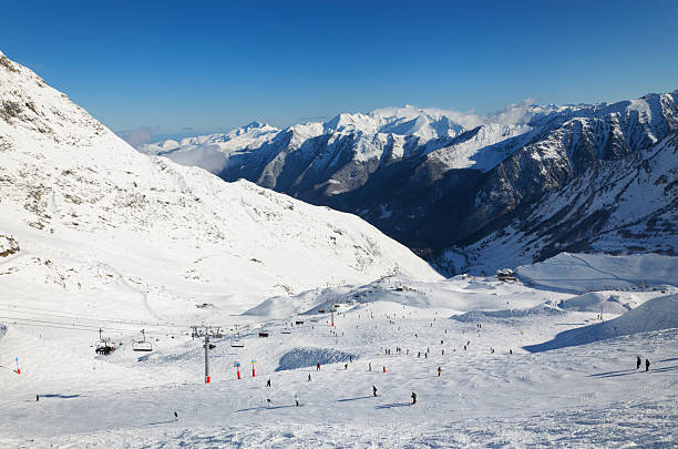 Invierno Pirineos con una pista de esquí alpino - foto de stock
