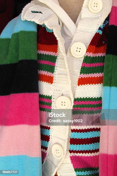 Sweaterschal Mit Streifen Für Kinder Stockfoto und mehr Bilder von Andenkenladen - Andenkenladen, Auslage, Ausverkauf