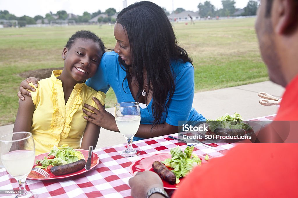 Madre hija abrazándose en familia, disfrutar de un Picnic - Foto de stock de Adulto libre de derechos