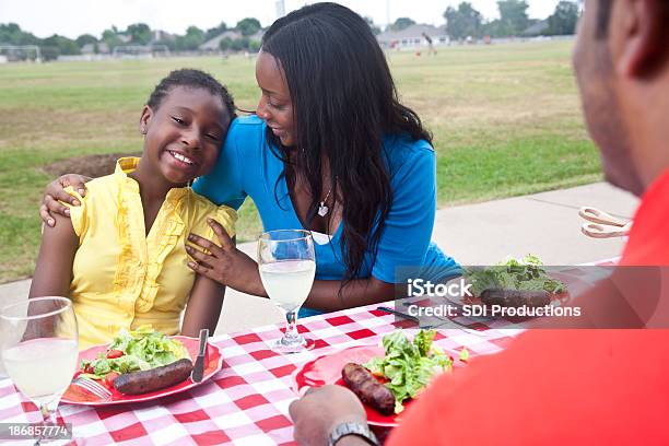 Madre Hija Abrazándose En Familia Disfrutar De Un Picnic Foto de stock y más banco de imágenes de Adulto