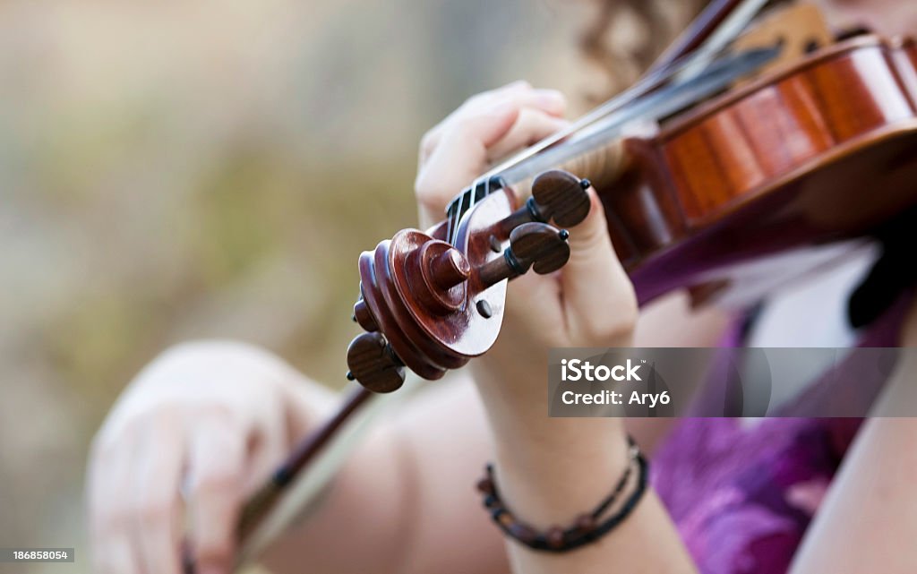 Azione violinista - Foto stock royalty-free di Adulto