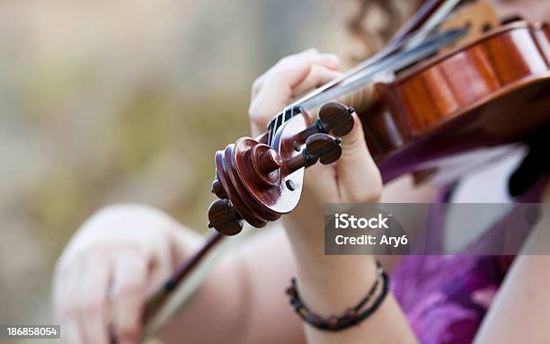 Azione Violinista - Fotografie stock e altre immagini di Adulto - Adulto, Ambientazione esterna, Arte, Cultura e Spettacolo