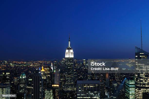 Photo libre de droit de Les Toits De Manhattan De Nuit À New York banque d'images et plus d'images libres de droit de Au-dessus de - Au-dessus de, Bleu, Bâtiment vu de l'extérieur