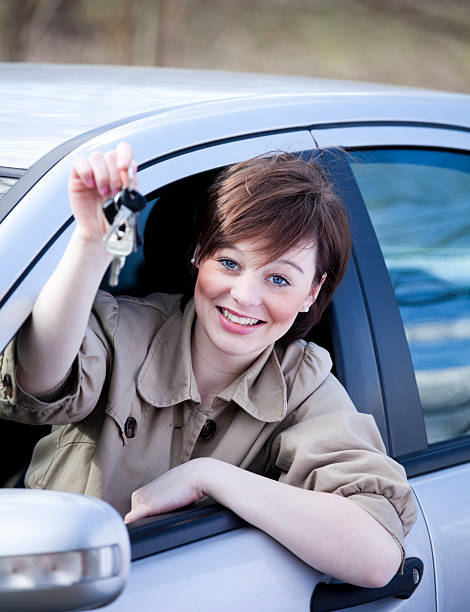 mostrar a chave de carro - women cheerful vertical 20s imagens e fotografias de stock