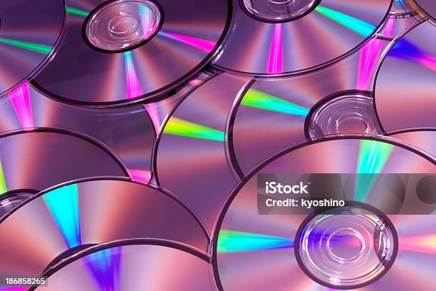 スタックのカラフルなコンパクトディスクテクスチャ背景 - CD-ROMのストックフォトや画像を多数ご用意 - CD-ROM, DVD, カラフル