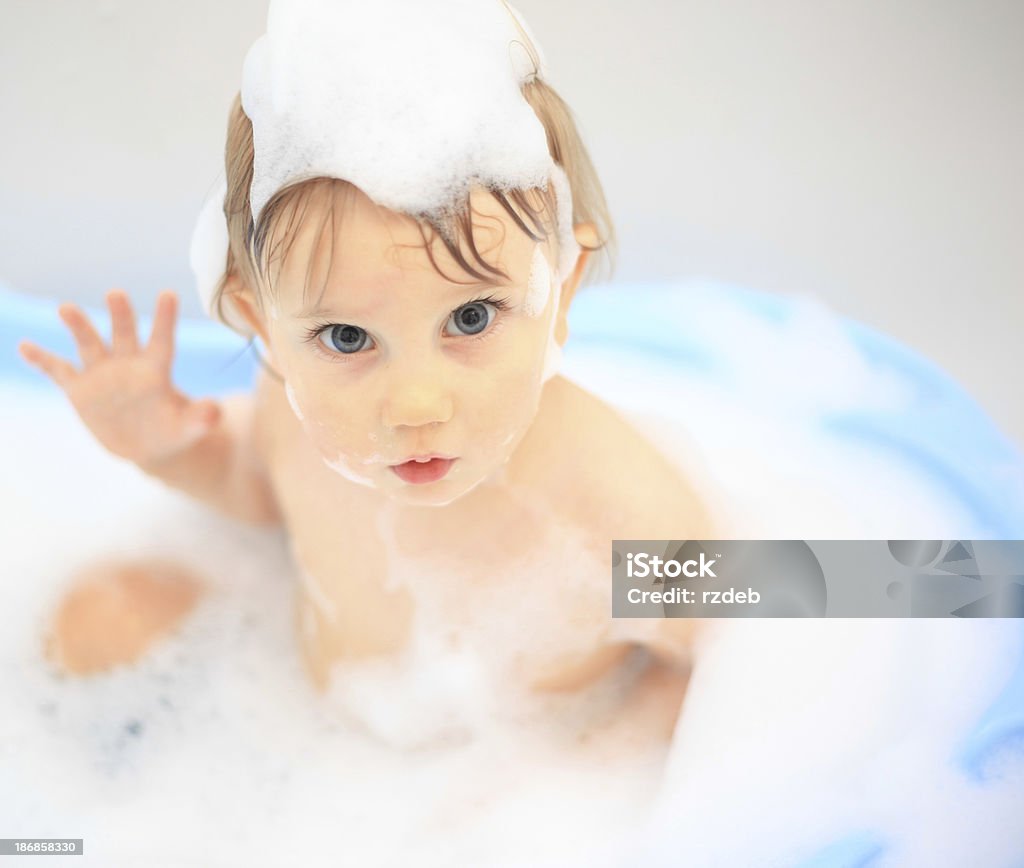 Bellissimo bambino in bagno - Foto stock royalty-free di Bagnetto