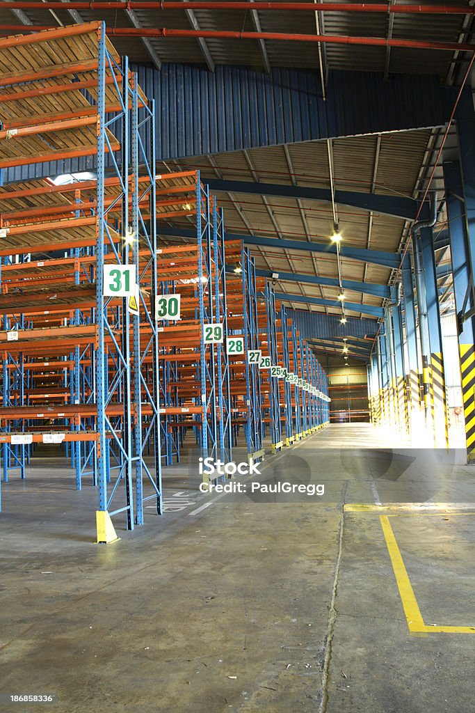 Entrepôt de stockage avec casiers à l'intérieur. - Photo de Bâtiment industriel libre de droits