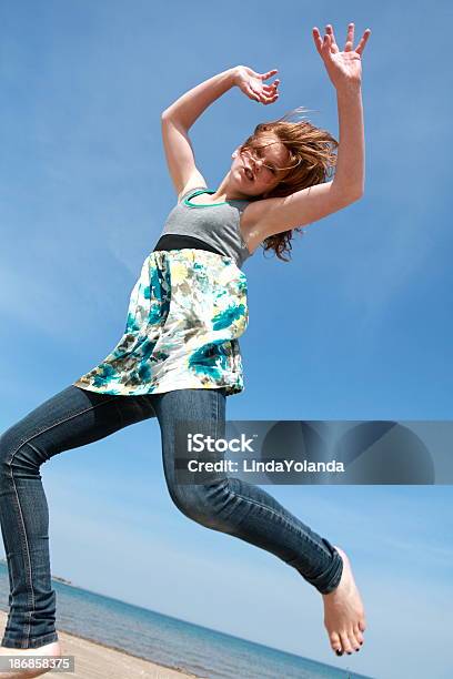 Teen Mädchen Springen Stockfoto und mehr Bilder von 14-15 Jahre - 14-15 Jahre, Aktivitäten und Sport, Aufnahme von unten