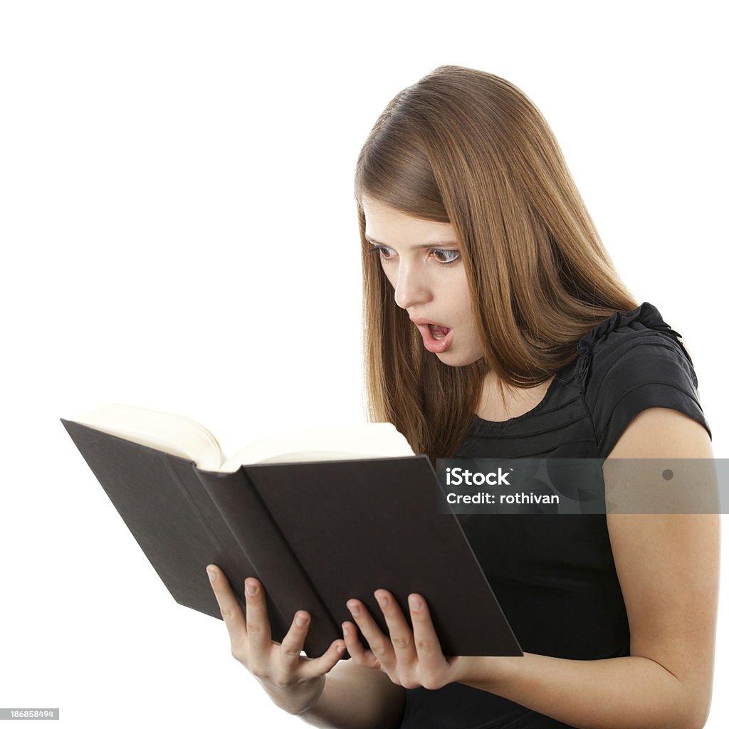Bella ragazza che tiene il libro e la lettura - Foto stock royalty-free di Libro
