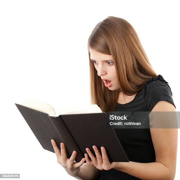 Bela Menina Segurando O Livro E Leitura - Fotografias de stock e mais imagens de Livro - Livro, Assustador, Horror