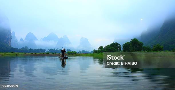 Rybaków Na Rzeka Li Jang - zdjęcia stockowe i więcej obrazów Azja - Azja, Brzask, Chiny
