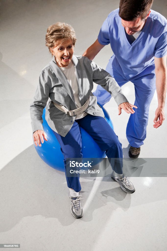 Физиотерапевт с пожилая женщина на Тренировочный мяч - Стоковые фото 30-39 лет роялти-фри