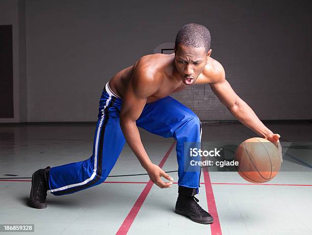 バスケットボール選手ドリブル - スポーツ バスケットボールのストックフォトや画像を多数ご用意 - スポーツ バスケットボール, 男性一人, 走る