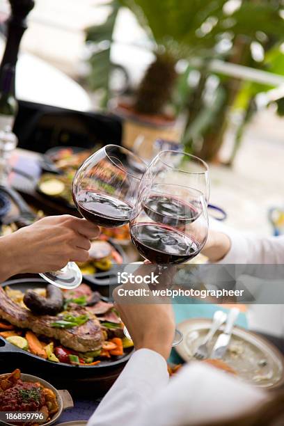 Toast Stockfoto und mehr Bilder von Freundschaft - Freundschaft, Drei Personen, Einen Toast ausbringen