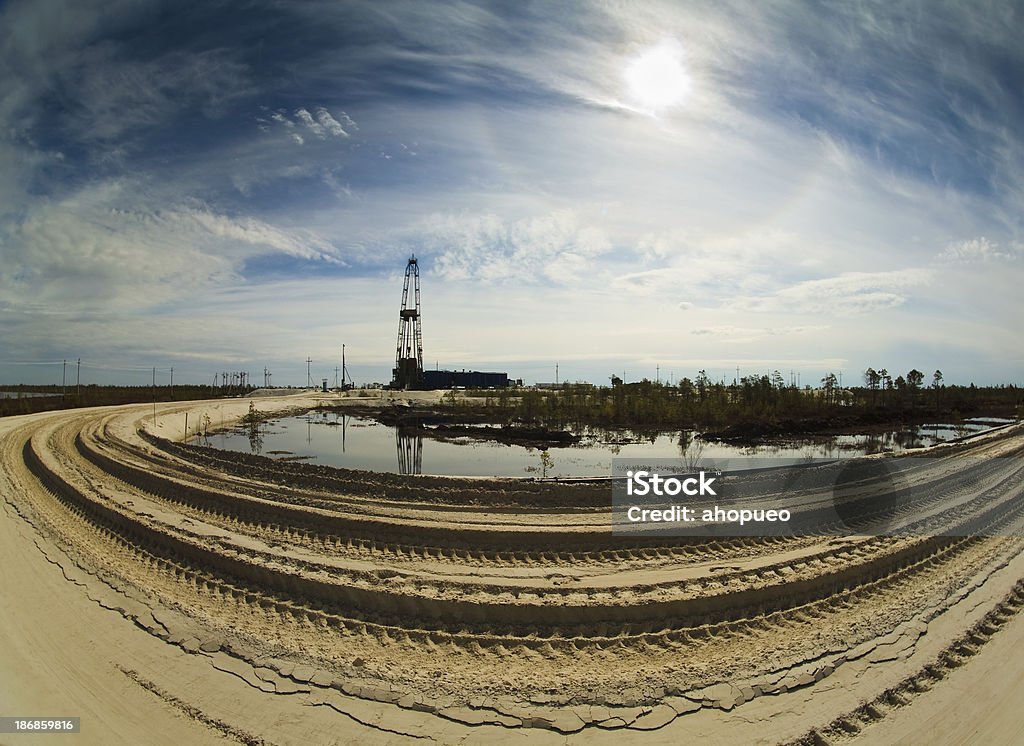 Förderbohrinsel im sonnigen Tag mit sand am See - Lizenzfrei Arbeiten Stock-Foto