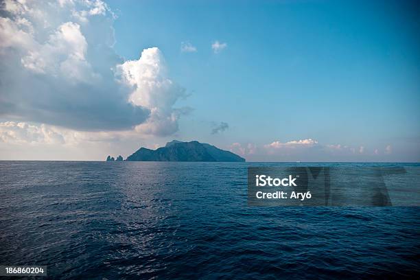 Capri Baia Di Napoli Italia - Fotografie stock e altre immagini di Faraglioni - Faraglioni, Isola di Capri, Mare