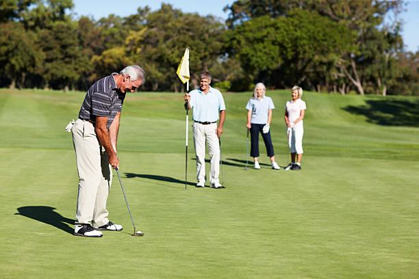 macho golfista en la concentración - practicing golf putting golf flag fotografías e imágenes de stock