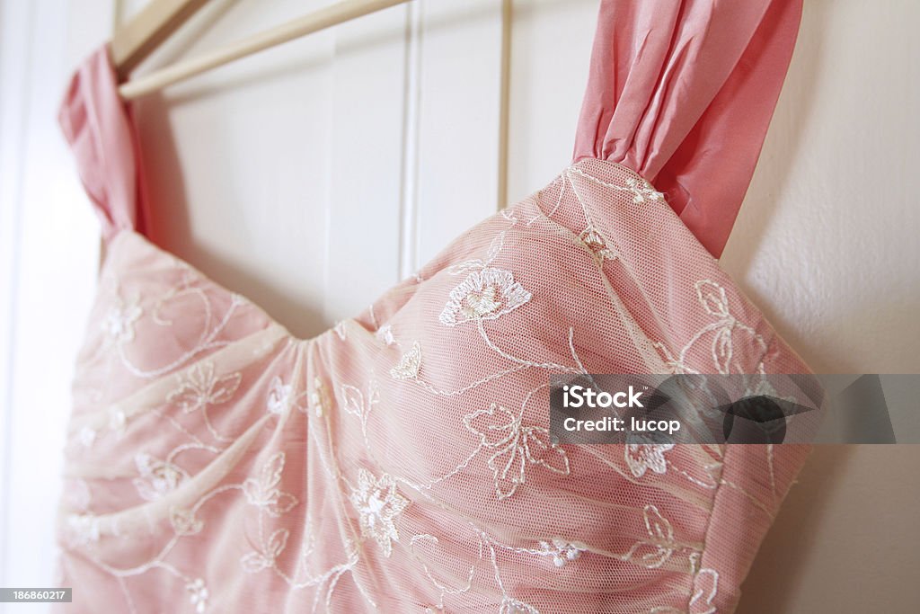 Zbliżenie na różowy Sukienka wesele wiszące na białe drzwi - Zbiór zdjęć royalty-free (Sukienka na bal Prom)