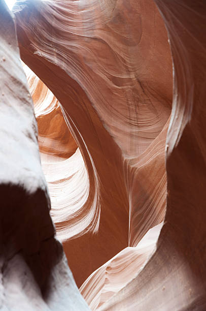 istock Curvy Walls of Lower Antelope Canyon 186860438