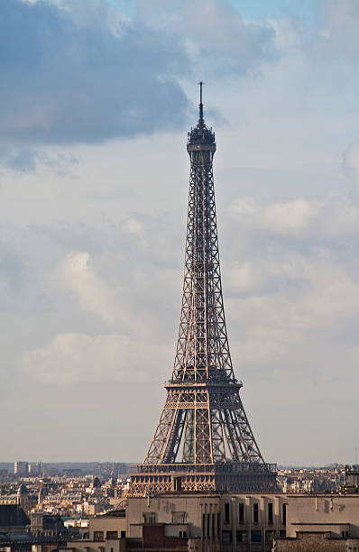 eiffelturm in paris, frankreich - clear sky low angle view eiffel tower paris france stock-fotos und bilder