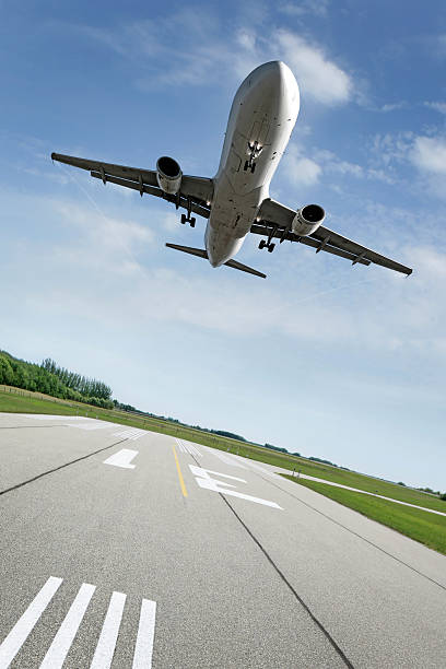 istock XL jet airplane landing 186860500