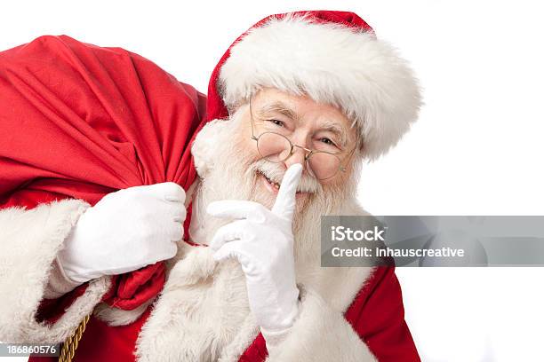 Bilder Von Echten Santa Claus Tragen Eine Geschenktasche Stockfoto und mehr Bilder von Weihnachtsmann