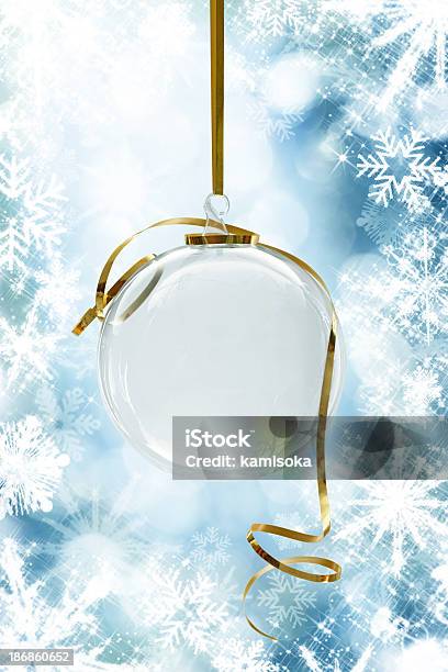 Bola Transparente De Navidad Copo De Nieve Frente A Bastidor Foto de stock y más banco de imágenes de Adorno de navidad