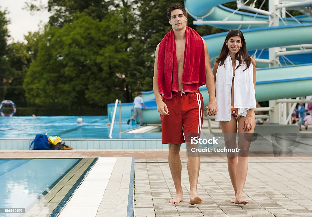 젊은 커플입니다 걷기 템즈 수영장 - 로열티 프리 수영장-스포츠 경기장 스톡 사진