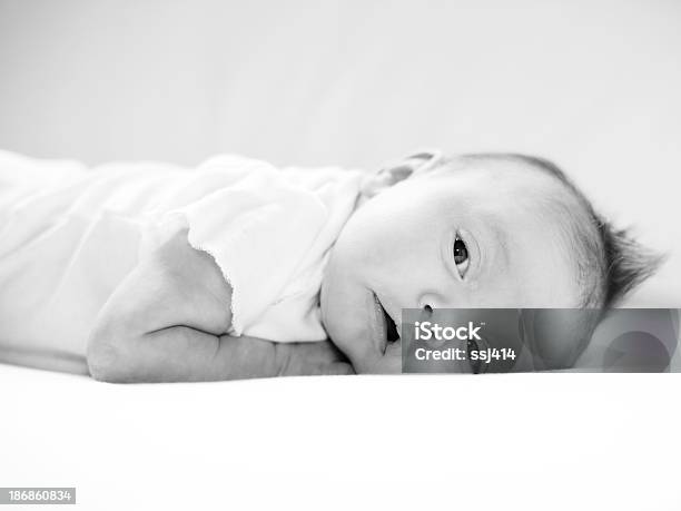 Imagem Preto E Branca De Um Bebê Recémnascido - Fotografias de stock e mais imagens de Acordar - Acordar, Bebé, Bebés Meninas