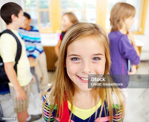 Escuela Es Un Lugar Excelente Para Conocer Gente Nueva Foto de stock y más banco de imágenes de 10-11 años