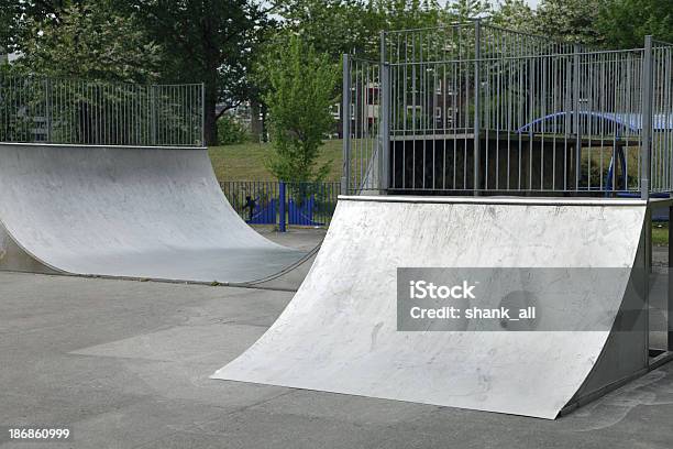 Skateboarding Rampas Foto de stock y más banco de imágenes de Rampa - Artículos deportivos - Rampa - Artículos deportivos, Monopatín - Artículos deportivos, Pista de monopatín