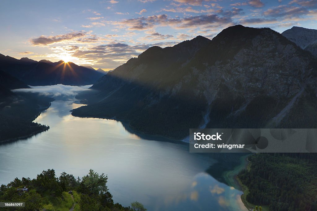 Widok z góry na jezioro plansee z wschód słońca, Tyrol, austria, Alpy - Zbiór zdjęć royalty-free (Bergsee - Mecklenburg-Vorpommern)