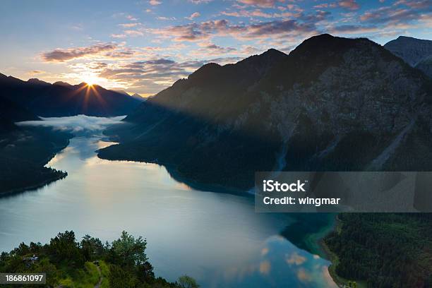 Widok Z Góry Na Jezioro Plansee Z Wschód Słońca Tyrol Austria Alpy - zdjęcia stockowe i więcej obrazów Bergsee - Mecklenburg-Vorpommern