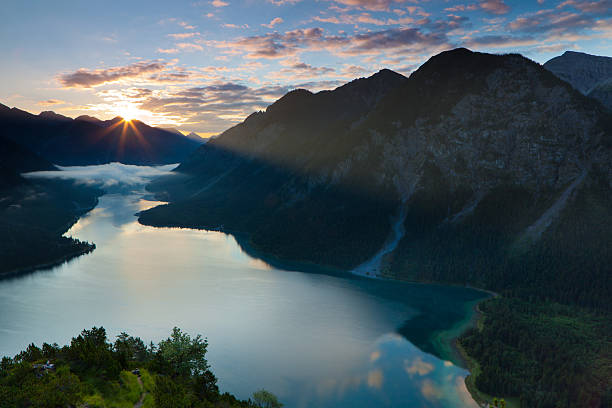 vista superior em lake plansee com o nascer do sol, tirol, áustria, alpes - european alps scenics mist tirol - fotografias e filmes do acervo