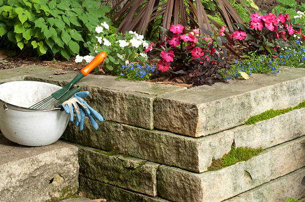 камень подпорная стена в сад. - retaining wall flower bed ornamental garden landscaped стоковые фото и изображения