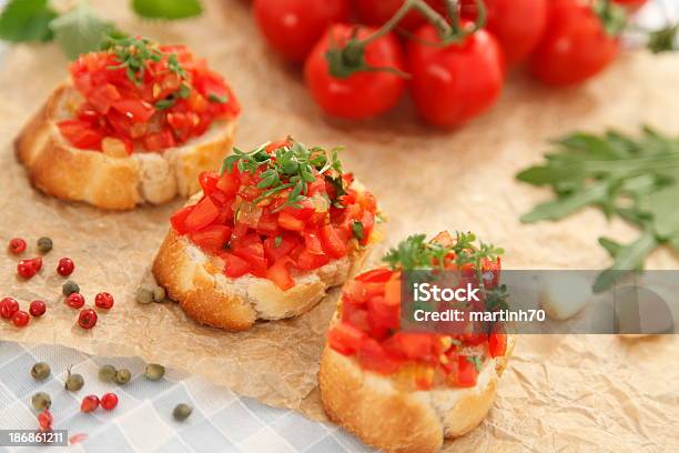 Bruschetta - Fotografie stock e altre immagini di Aglio - Alliacee - Aglio - Alliacee, Antipasto, Basilico