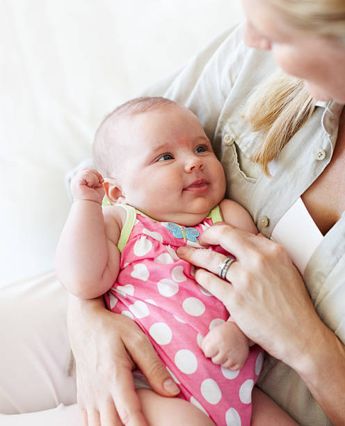 istock Baby looking at mother 186861318