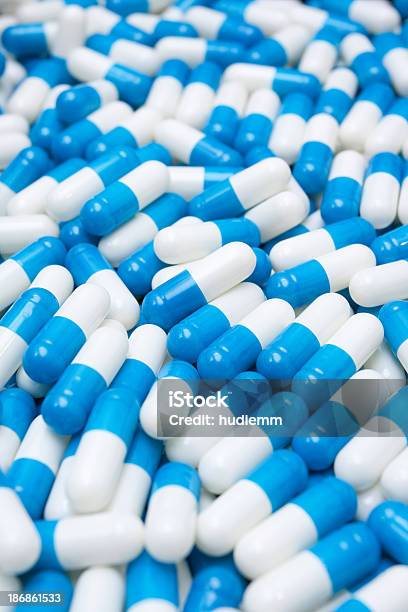 Photo libre de droit de Capsules De La Texture banque d'images et plus d'images libres de droit de Antibiotique - Antibiotique, Bleu, Complément vitaminé