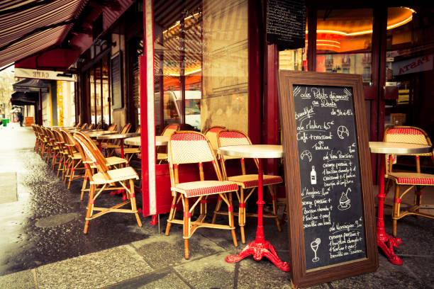 typowo francuskim cafè w paryżu - france restaurant cafe french culture zdjęcia i obrazy z banku zdjęć